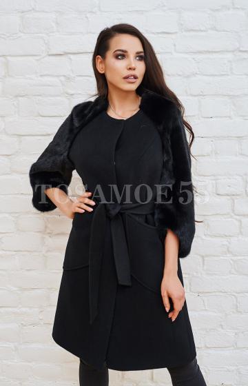 Пальто чёрного цвета с меховыми рукавами